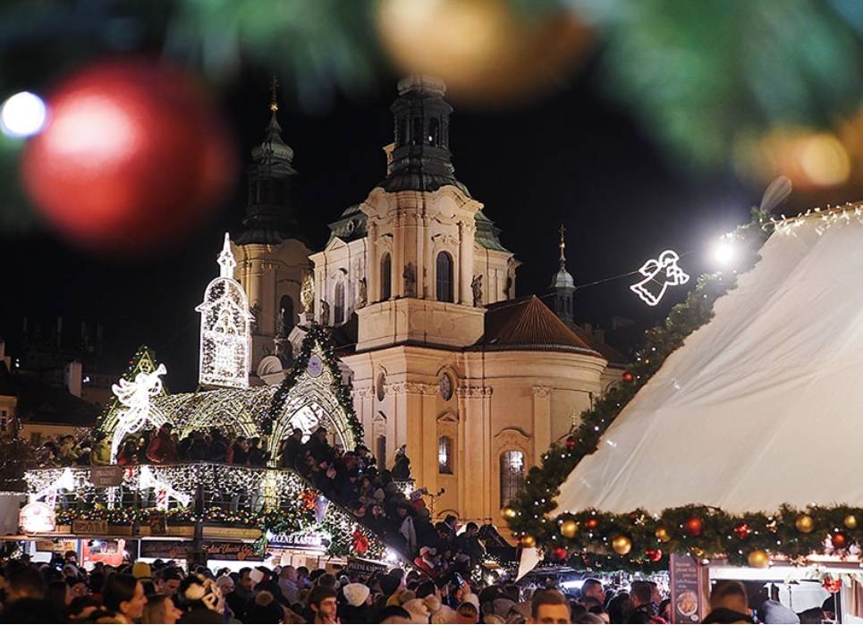 Zveme vás na sobotní Adventní výlet do Prahy, kde si užijete vánoční atmosféru, stánky a plavbu lodí po Vltavě s rautem. Zájezd je určen pro všechny. Odjezd je 21.12. v 8 hodin, návrat po 22 hodině. Rezervujte si místo v kanceláři úřadu brzy! Více informací níže.