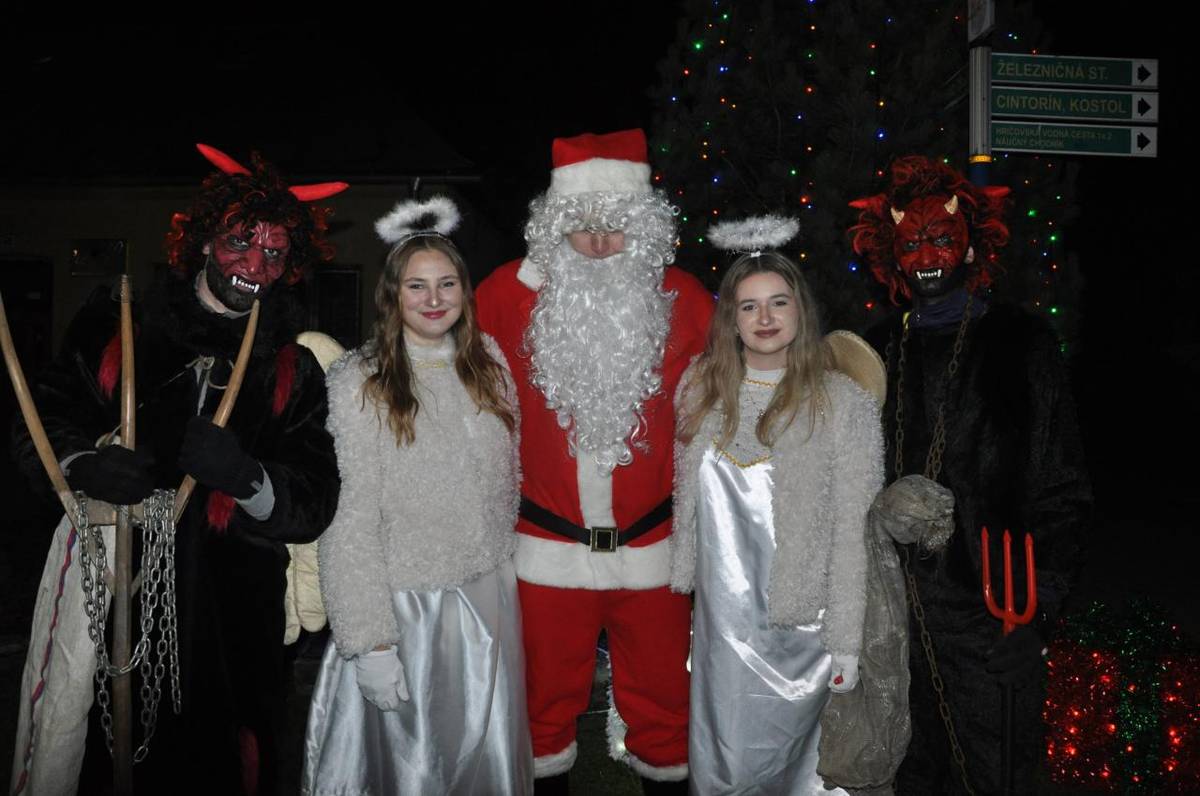 Dňa 5.12. sa uskutočnilo stretnutie detí s Mikulášom a rozsvietenie vianočného stromčeka.