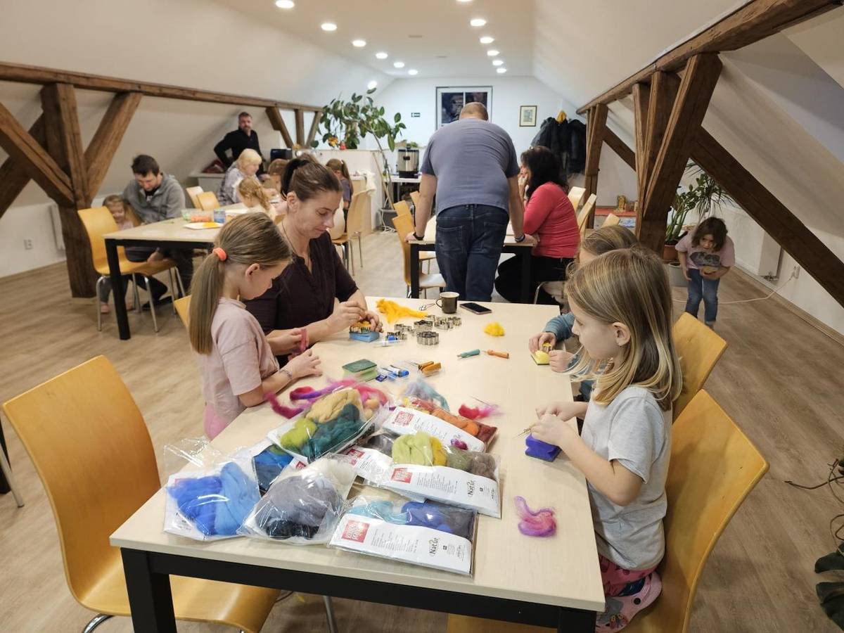 V sobotu 8. prosince jsme se sešli v komunitním centru, popili svařené víno, punč, ochutnali cukroví a vyráběli krásné vánoční koule z pentlí, hvězdy z korálků, svíčky z včelího vosku, různé vlněné ozdoby a stromečky z nažehlovacích korálků. Atmosféru vylepšil náš DJ o správnou adventní hudbu.