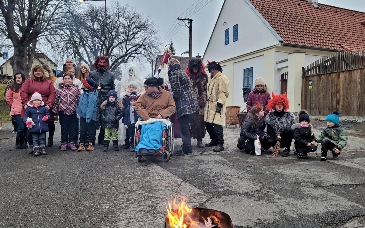 Městecká náves se po roce opět rozzářila dobrou náladou. Mikuláš přinesl dárky, čerti trochu zalomozili a všichni se dobře pobavili. Moc děkujeme mocnostem nebeským, pekelným i všem ostatním co se zasloužili o toto krásné odpoledne.
