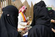 Prodavač arabské kávy na Saúdském festivalu kávy