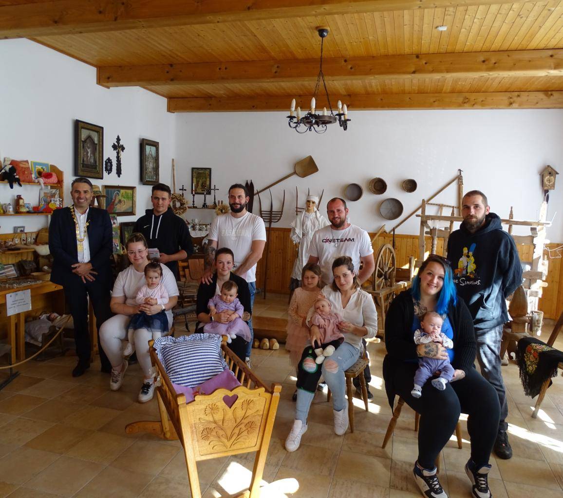 Obec je zapojena do dotačního programu na podporu narozených dětí z Jihočeského kraje.