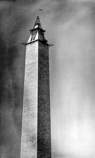 Historická fotografie z prosince 1884 zachycuje obelisk během finálních prací.