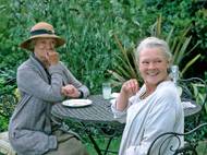 Ve filmu Dámy v letech ztvárnila dobrosrdečnou zmatenou starou pannu, která s bolestnou dojímavostí podlehne lásce k mladému německému houslistovi. Vlevo je Maggie Smith.
