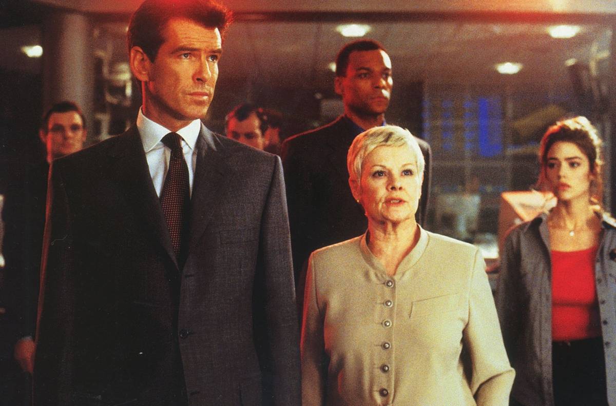 Do povědomí nejširší veřejnosti vešla Judi Dench jako šéfka tajné služby M z filmů o agentovi Jamesu Bondovi (na fotografii je s Piercem Brosnanem v Jeden svět nestačí).