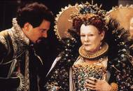 Coby královna Alžběta v romantické komedii Zamilovaný Shakespeare z roku 1998 předvedla esenci toho, co svět vnímá jako britskou náturu. Na jedné straně srdečná, na druhé sžíravá a ostrá jako břitva. Vlevo je Colin Firth.