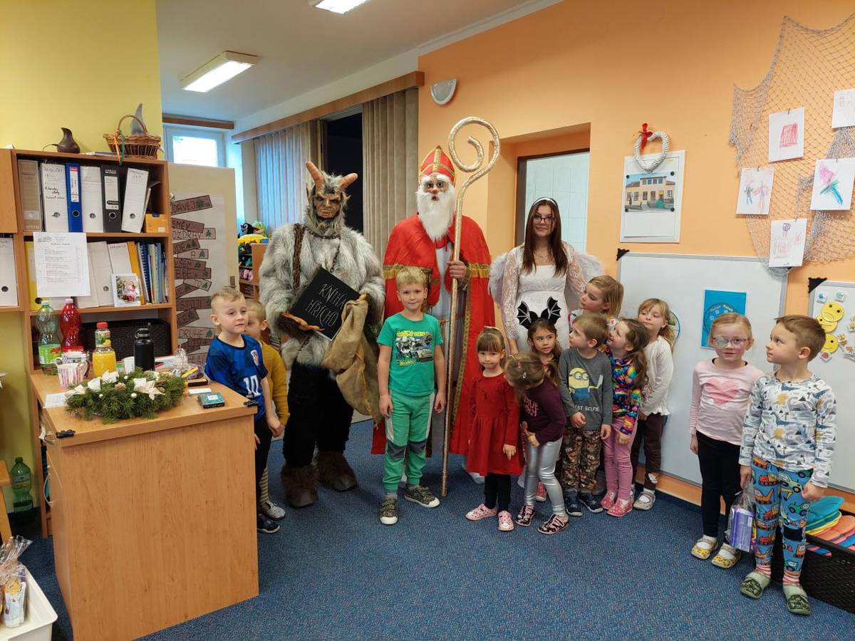 Mikuláš, čert a anděl přišel i za dětmi v MŠ Svatoslav