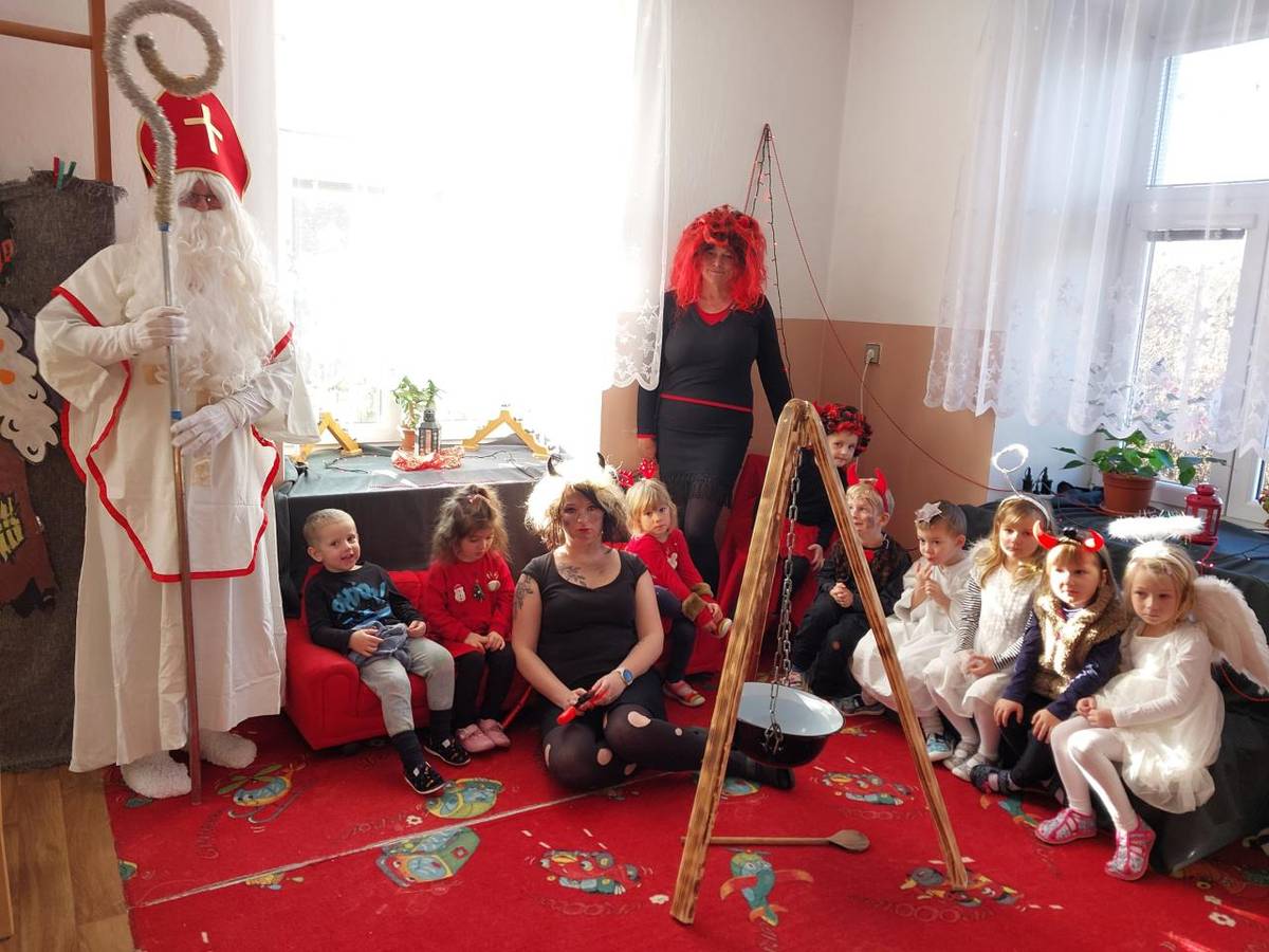 Ve čtvrtek 5.12. jsme si ve školce uspořádali diskotéku. Byli tu samí andílci a čertíci. Zatančili jsem si, uvařili pekelnej guláš a nakonec nás navštívil i Mikuláš s nadílkou.
