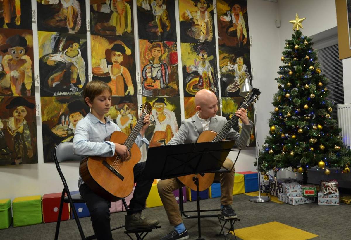 V stredu 4. decembra 2024 vo večerných hodinách sa v stupavskej knižnici konala vernisáž výstavy žiakov výtvarného odboru ZUŠ Stupava z triedy Martinky Kolembusovej.