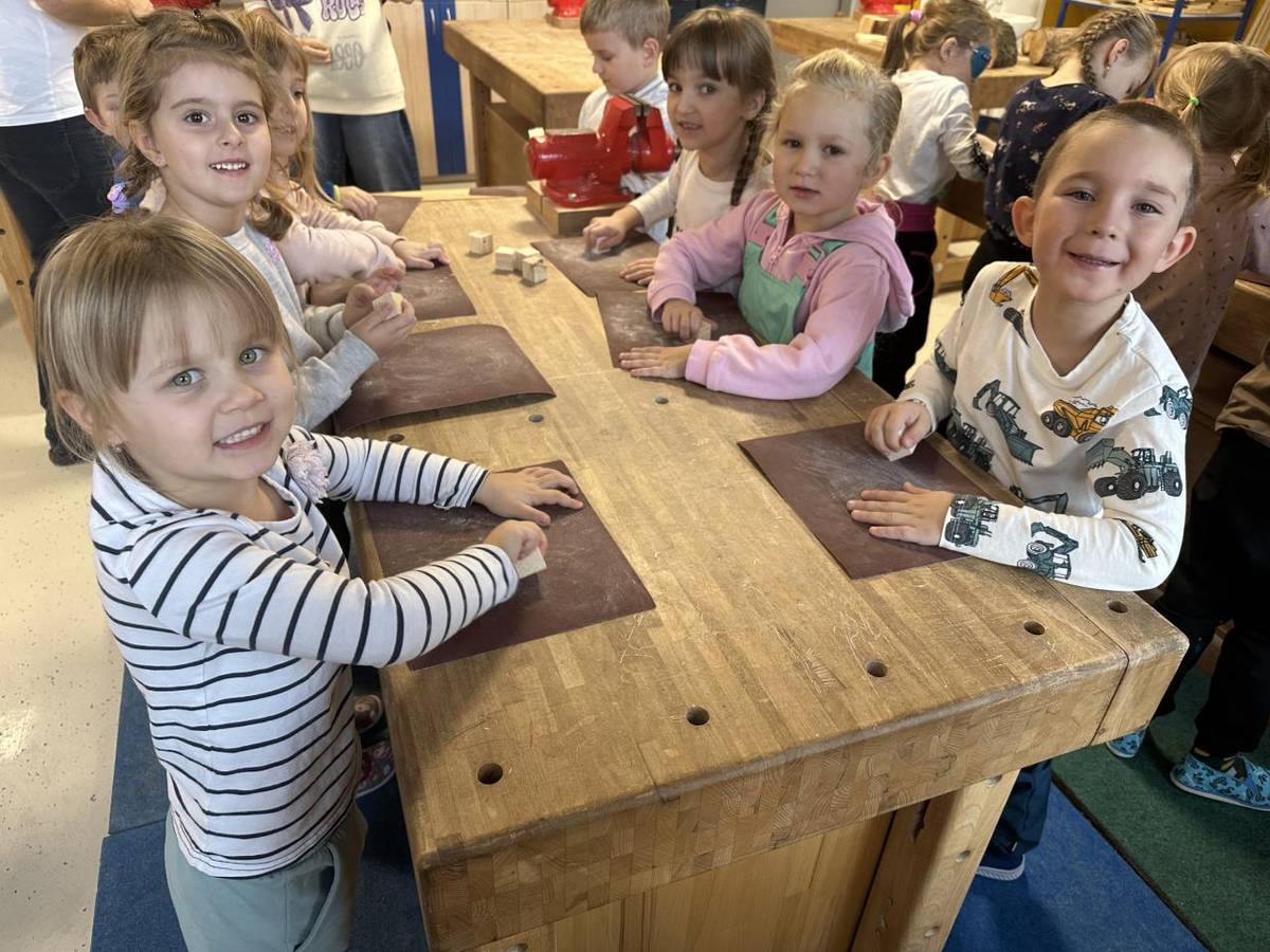 V pondělí 25. 11. 2024 děti ze třídy Červená jablíčka navštívily ZŠ Rokytnici na akci "Polytechnické vzdělávání". Děti polytechnické vzdělávání velmi zaujalo, vyrobily si krásné výrobky ze dřeva.  Mockrát děkujeme za pozvání.