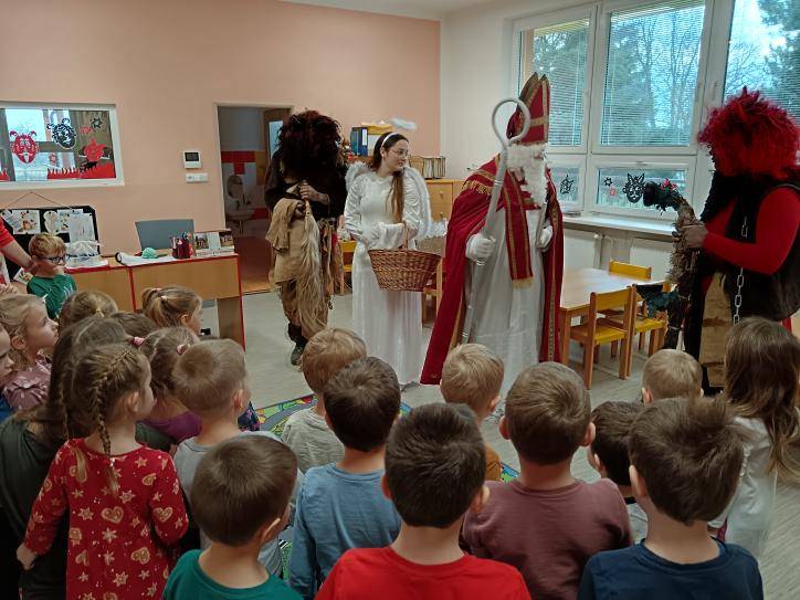 Anděl seděl na obláčku, čáry máry, čaroval,  vyčaroval Mikuláše, moc se z toho radoval.  Pozor na to, milé děti, čarování není žert.  Něco se mu nepovedlo, a tak přibyl ještě čert!