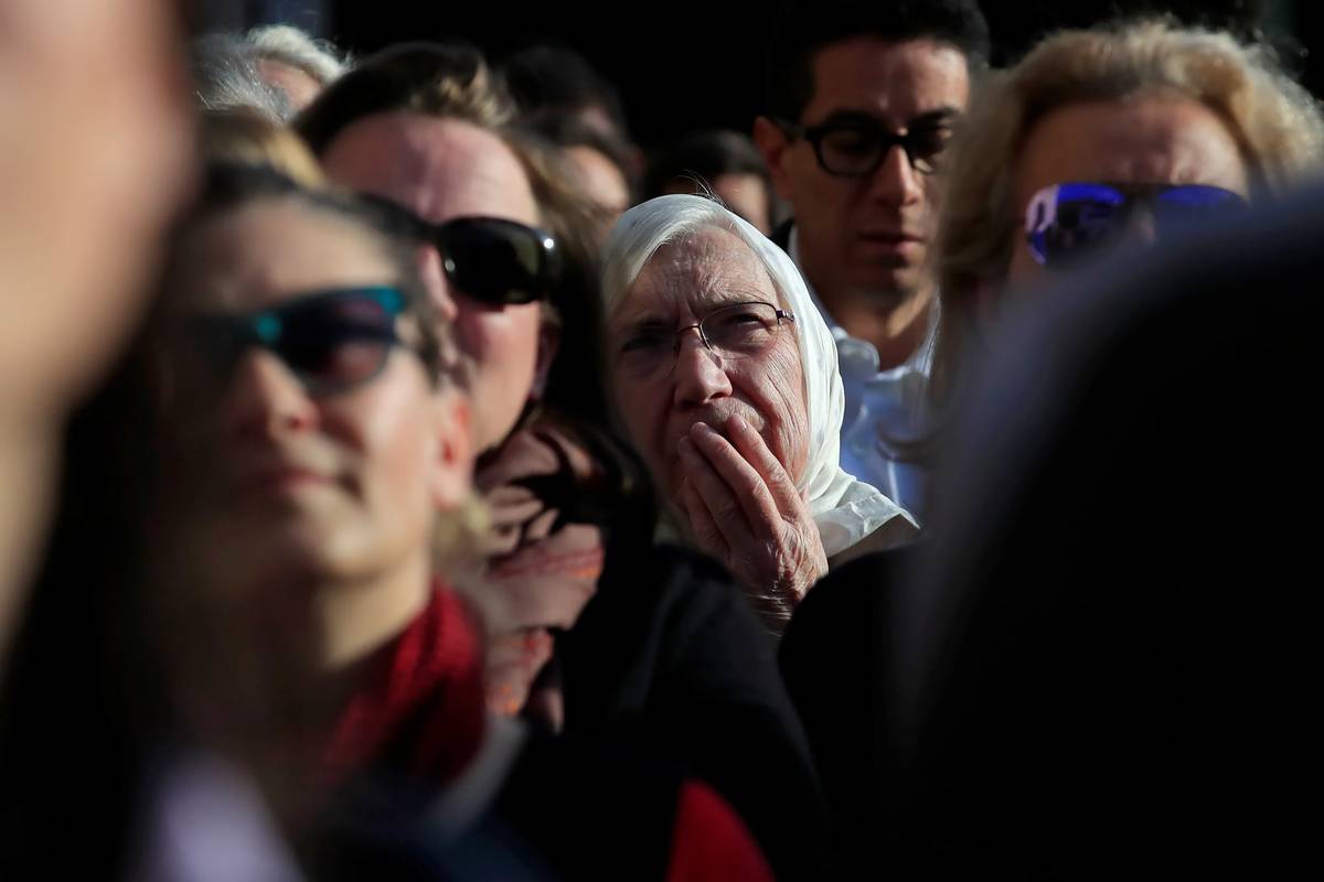 Lidé se shromažďují před kostelem Saint Sulpice během mše dva dny po požáru katedrály (17. dubna 2019)