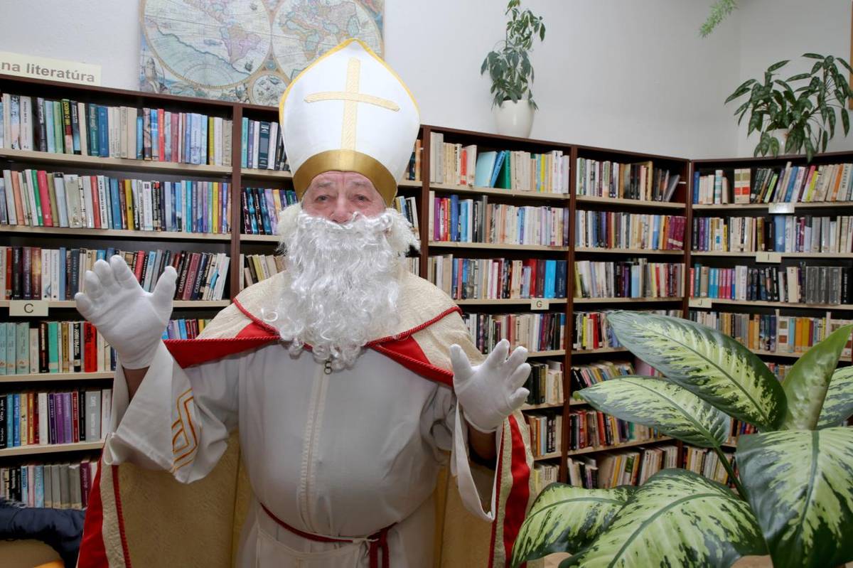 Na svoje meniny nás navštívil  Mikuláš. Sane musel tentoraz nechať doma, pretože nám ešte nenapadol sneh. Vzal si dvoch anjeloch a troch ďalších pomocníkov.