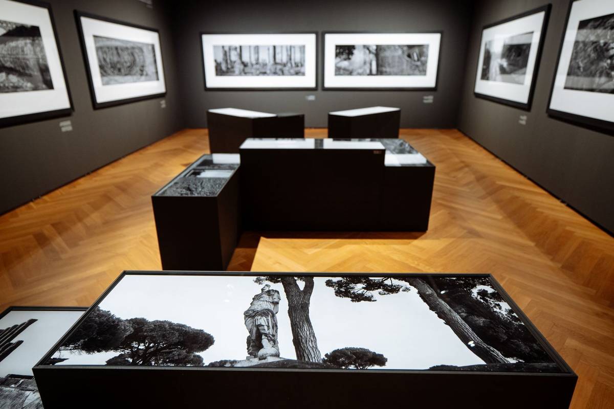 V centrální částí výstavních sálů se nacházejí také nízké černé panely s menšími formáty. Zdánlivě nahodilým rozmístěním připomínají právě kameny ruin "rozsypané" v krajině.