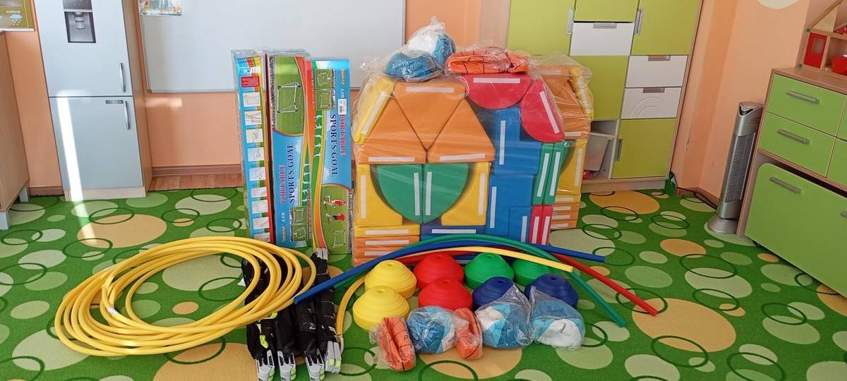 Materské školy na Ružovej a Zvončekovej ulici v Stupave získali vďaka podpore Nadácie Volkswagen Slovakia nové športové pomôcky, ktoré zlepšia podmienky pre pohybovú výchovu detí.