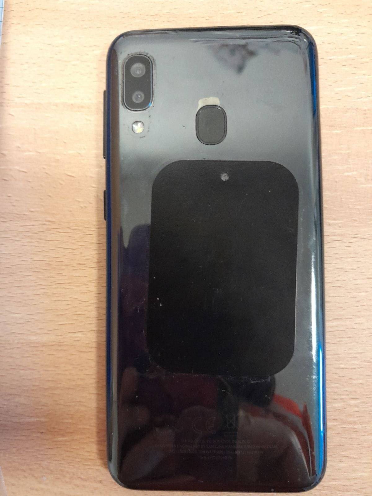 Na autobusové zastávce ve Všechlapech se našel telefon. Pokud přístroj postrádáte, obraťte se na OÚ Všechlapy.