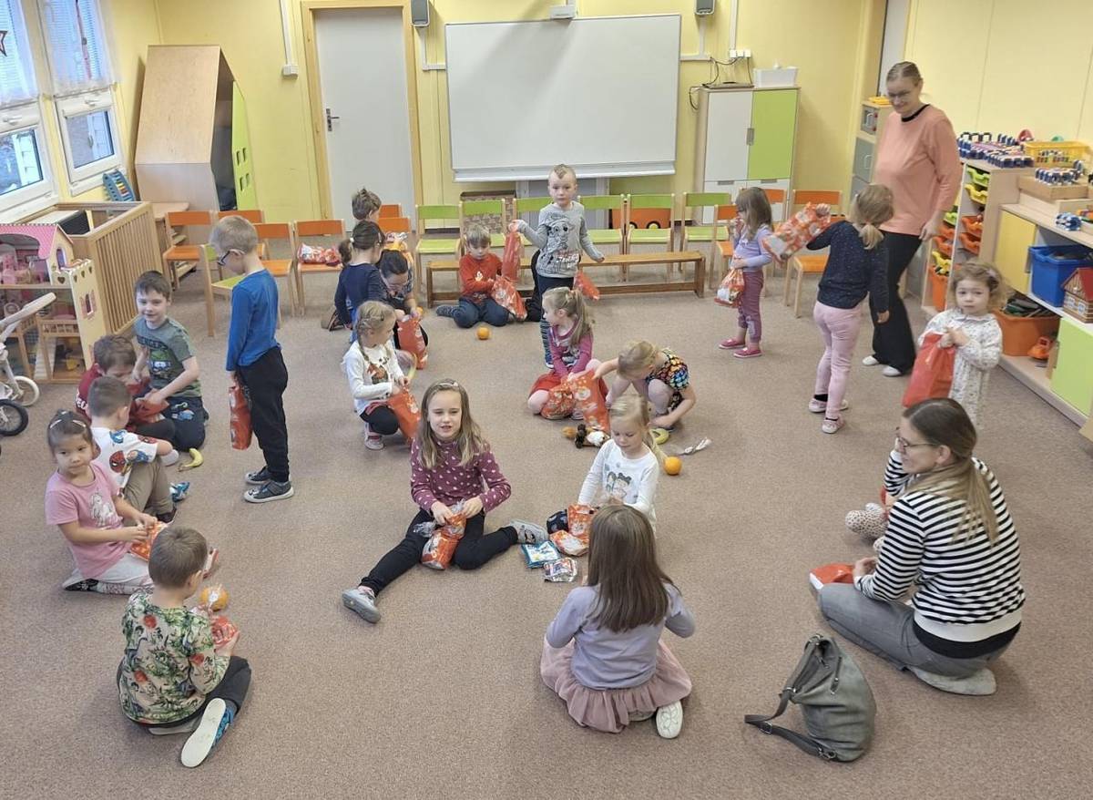 Tak jako každý rok i letos navštívil naši školku Mikuláš s andělem a samozřejmě i s čertíky. Všechny děti byly velmi statečné, Mikuláši zarecitovaly připravené básničky a zazpívaly písničky, za které od andílka dostaly zaslouženou odměnu a od Mikuláše pochvalu.