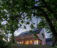 Majitelé mají okolo domu velký pozemek, kde vysázeli stromy a vybudovali zahradu pro pěstování plodin, což jim podobně jako fotovoltaické panely umožní být soběstačnější a nezávislejší na externích zdrojích.