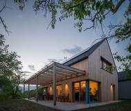 Stavba má dvě části, v jedné je obytný prostor.