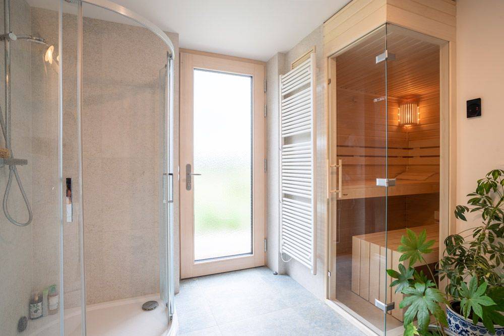 V přízemí je také pracovna a sauna.