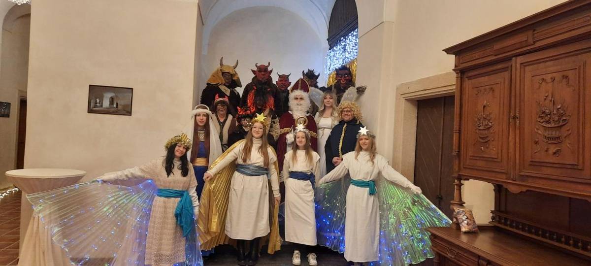 Dámský klub uspořádal druhý ročník Pekelného zámku. Díky spoustě dobrovolníků nejen z naší vesnice dokázali všichni vytvořit zážitek pro děti i dospělé. Posezení na nádvoří s občerstvením a stánky, vánoční mašinka pana Karáska a hudba z flašinetu, to vše doplnilo milou předvánoční atmosféru.