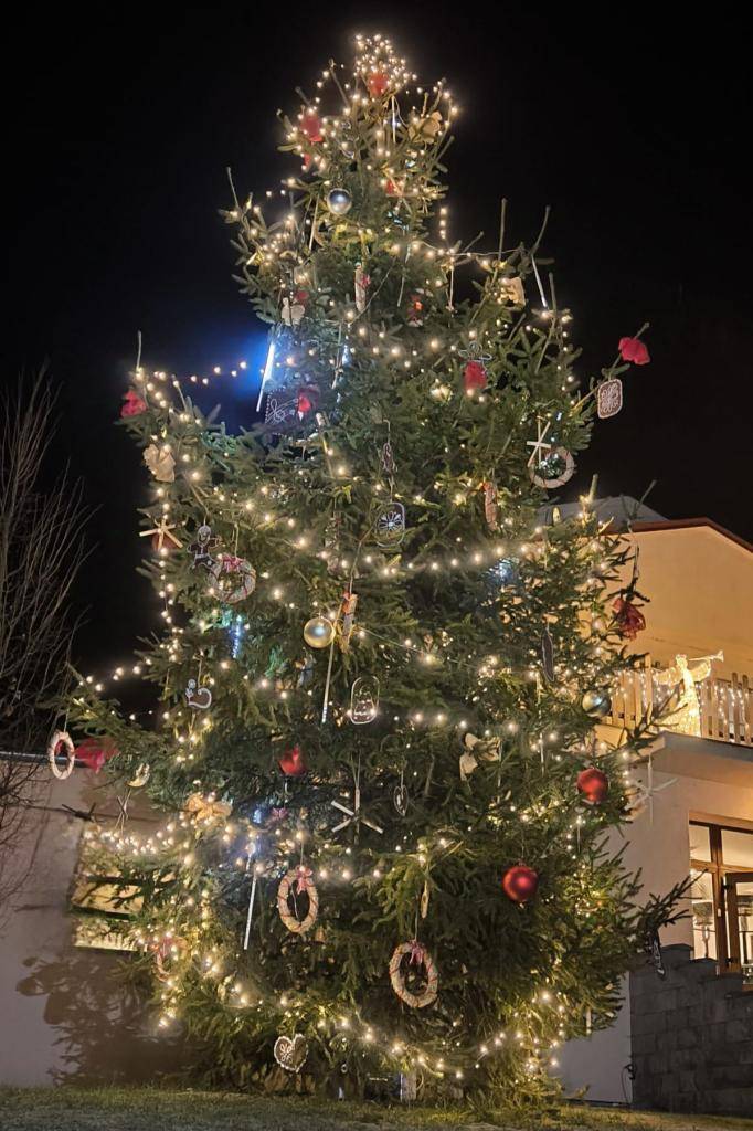 Pojďte prosím podpořit naši obec v soutěži o nejkrásnější rozsvícený vánoční strom a vyhrát 200.000,-Kč na zlepšení komunitního života.    Hlasovat můžete zde: https://www.cez.cz/cs/vanoce?fbclid=IwZXh0bgNhZW0CMTAAAR0HwAMMSUqP6hq3BWzZLOD5STr810j6y3SJpQugjLDnqPHOQO-oIcTwS0w_aem_0wzo3LbF0-uiNM8S5g-_7A