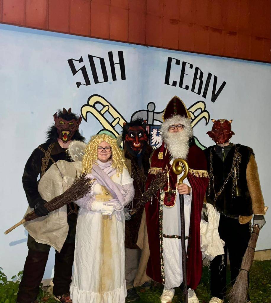 5.12. prošla Mikulášská družina obcí a rozdala všem dětem balíčky. Poněvadž se chodilo po domácnostech, zveřejňujeme pouze fotografii družiny