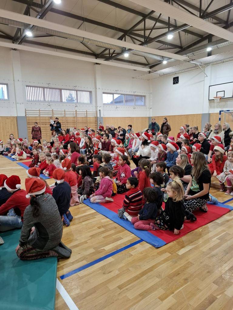 Mikuláš, Mikuláš, priateľ náš starý, každý rok nosievaš do okien dary.   Mikuláš, Mikuláš, ty veľký svätý, každý rok myslievaš na dobré deti.  Kto poslúchal mamku, ocka, na každého darček počká. Kto bol samá nezbeda, tomu beda, prebeda.