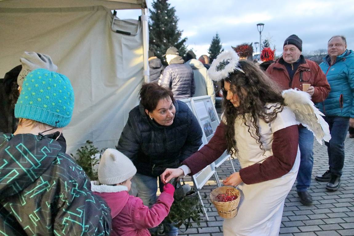 Nejen dětem pro radost ale i s charitativními úmysly přišel svatý Mikuláš. Za přízně počasí přišlo hodně návštěvníků s dětmi i bez dětí. Bylo co ochutnávat i na co se koukat. Ti kreativní si mohli také něco vyrobit.    Pokud by byl zájem o fotografie, pište: m.spekova@seznam.cz