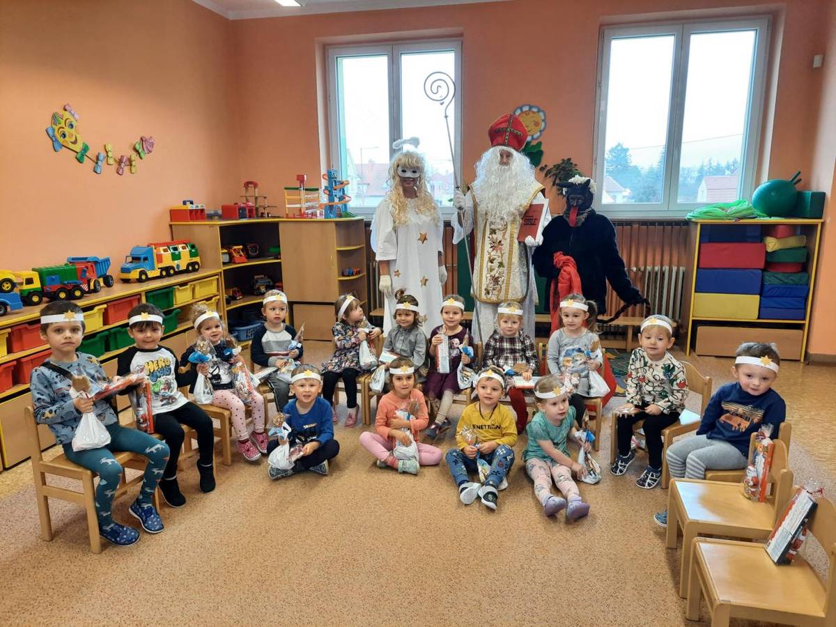 Mikuláš se svojí družinou zavítal také k nejmladším dětem.