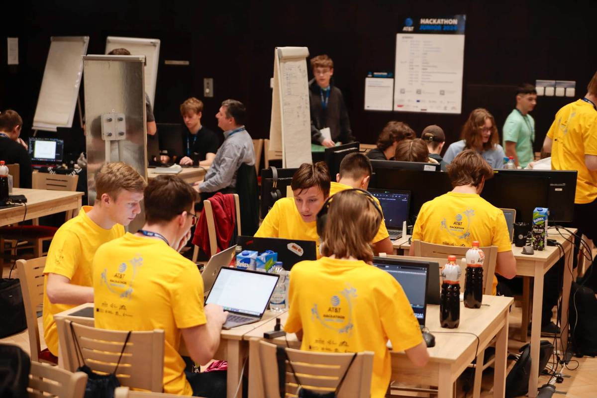 Mladé technologické mozky ze středních škol napříč Českem se na konci listopadu utkaly v 6. ročníku AT&T HACKATHONu Junior v Brně. Za den a noc studenti zvládli přijít s inovacemi, které mohou přispět k lepší digitální budoucnosti nás všech. Ocenění získala i střední škola z našeho obvodu a to konkrétně SŠ Kratochvílova. Převzali si cenu za nejlepší technické řešení: tým Koncentrovaná prestiž ze Střední průmyslové školy elektrotechniky a informatiky Ostrava. Vymysleli zařízení detekující pohyb lidí ve vnitřních prostorách, například v muzeu: návštěvník interaktivní expozice s aplikací v telefonu, která ho výstavou provází.