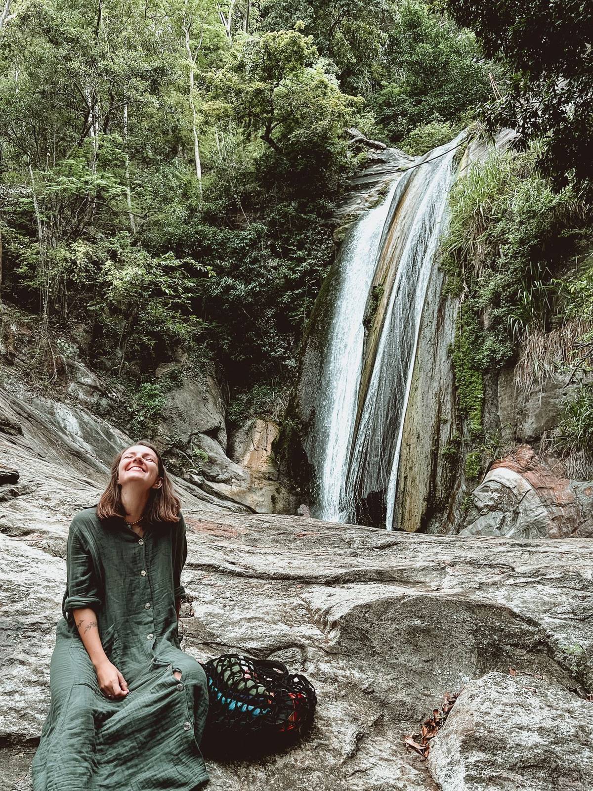 Anna Ratnayake žila pět let na Srí Lance, vdala se za místního muže a rozjela tam vlastní podnikání. Pod značkou Anna in the Jungle dávala práci místním ženám, které vyráběly bytové doplňky.