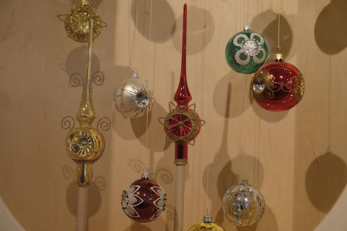 Kurátoři výstavy Dagmar Havlíčková a Petr Nový z Muzea skla a bižuterie v Jablonci nad Nisou vybrali sedm předních českých výrobců skleněných ozdob.