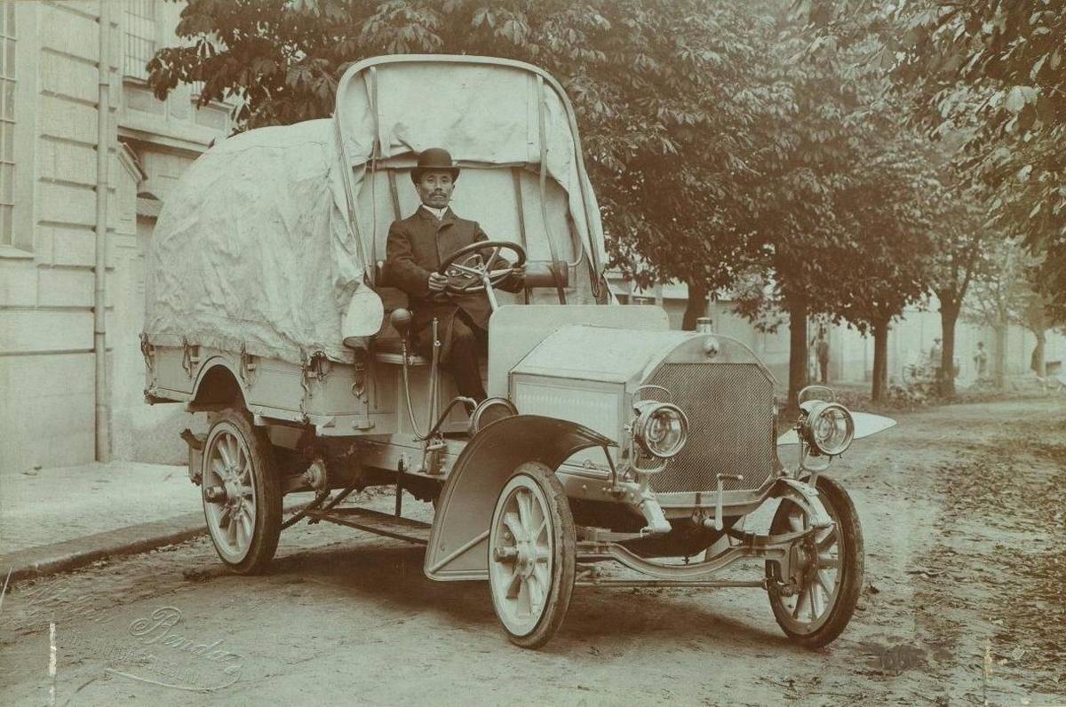 Údajně první model Laurin & Klement, který se dostal do Japonska. Nákladní model FDI si vybral přímo major Kitagawa, na fotce za volantem. Celkem se za několik let do Japonska vyvezlo určitě 18 laurinek, hlavně osobních.