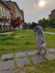 Na stránkách knihy čtenář nahlédne například do mateřské školy, okusí tradiční jídla, pozná tamní módu, ale také se dozví, jaký je rozdíl mezi hygienickou a nehygienickou přírodou nebo jak si před krutou zimou dobře zaizolovat okna bublinkovou fólií.