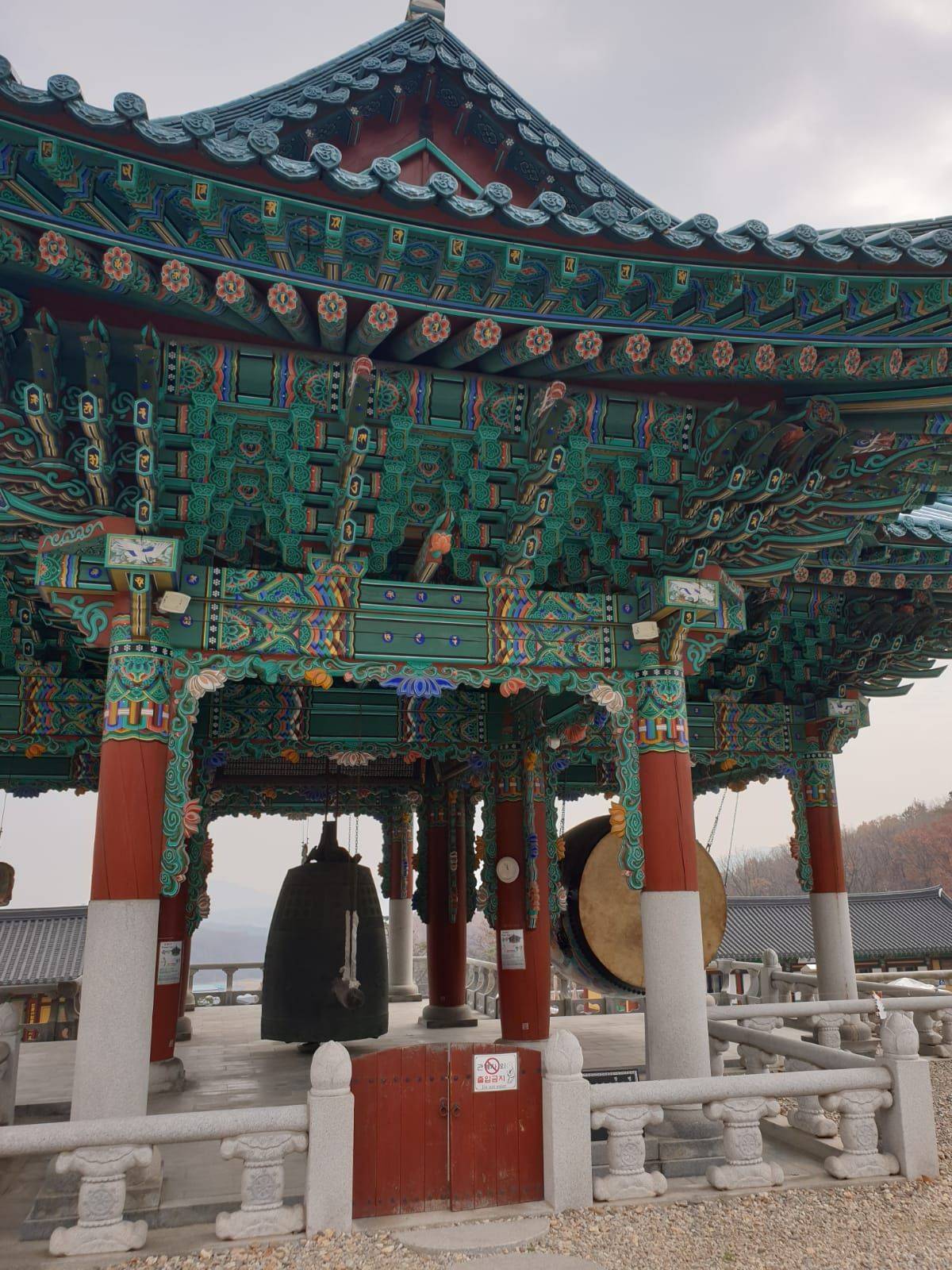 V Jižní Koreji jsou chrámy převážně buddhistické, protože buddhismus má v korejské kultuře dlouhou tradici.