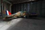 Stíhačka Hawker Hurricane v hangáru na letišti Duxford. Právě na nich v Bitvě o Británii létali českoslovenští stíhači.