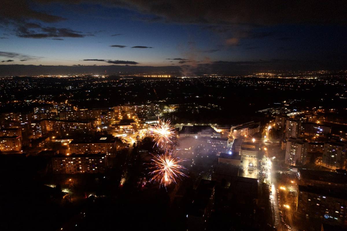 Všem Orlovanům přejeme do nového roku 2025 hodně zdraví, štěstí a spokojenosti. Ať je rok 2025 plný vašich osobních i pracovních úspěchů. Šťastný a úspěšný nový rok přeje město Orlová. Novoroční ohňostroj proběhne tradičně 1. ledna 2025 v 17 hodin na Náměstí 28. října v Orlové-Lutyni....