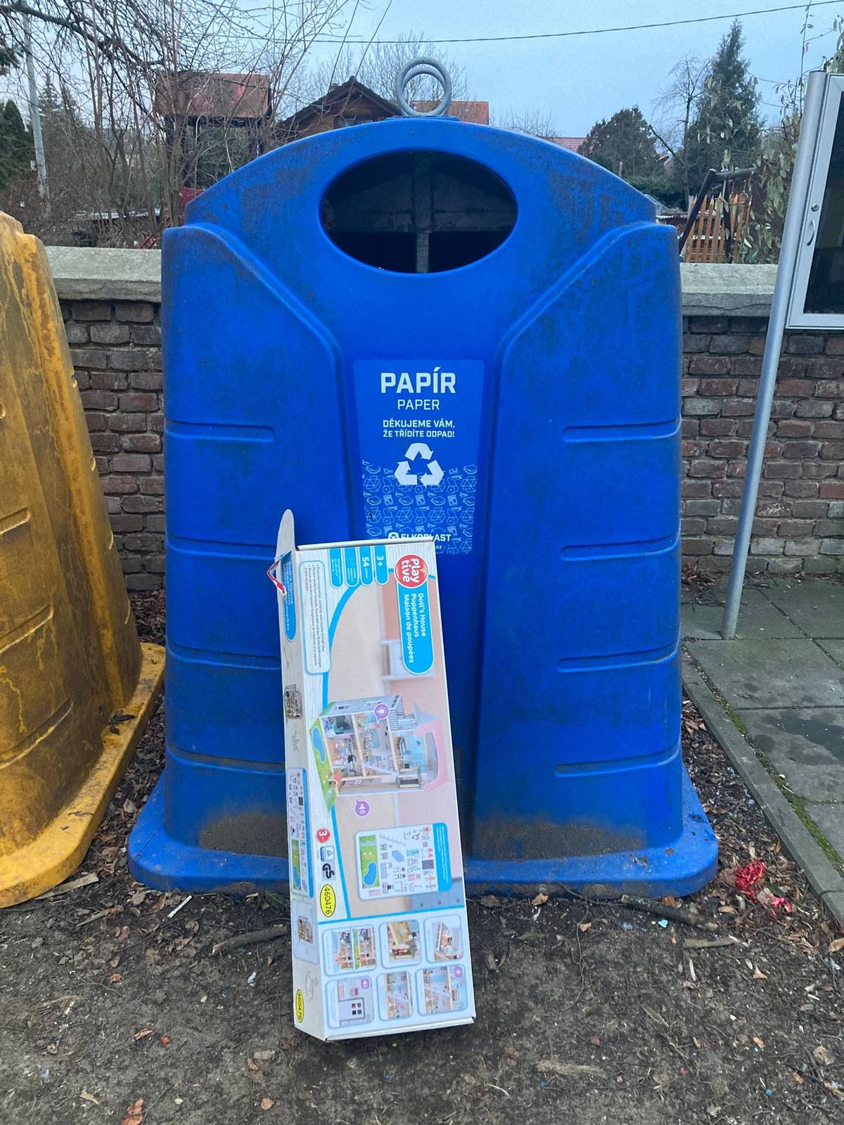 Dobrý den, dnes dopoledne jsem prošla všechna kontejnerová stání v Hrušové. Jedním z problémů je, a ne neočekávaně, plnost kontejnerů na papír. Podílí se na tom Vánoce, ale pouze přeneseně......hlavní zásluhu na tom mají lidé, kteří do kontejneru vhazují celé krabice. CELÉ NEROZLOŽENÉ KRABICE. Byla jich tam celá řada. Jednu z nich vidíte na fotce. Něco z nich jsem vytahala a roztrhala, takže se s papírem obejdete na sběrných hnízdech: ŠKOLKA, KONZUM, KRUHOVÝ OBJEZD a STARÁ HOSPODA. Pokud máte papírového odpadu více, počkejte s odložením po vyvezení kontejnerů, které proběhne zhruba v polovině ledna (svoz každé 4 týdny). V žádném případě nenechávejte odpad volně ložený u kontejnerů.  Obec Hrušová
