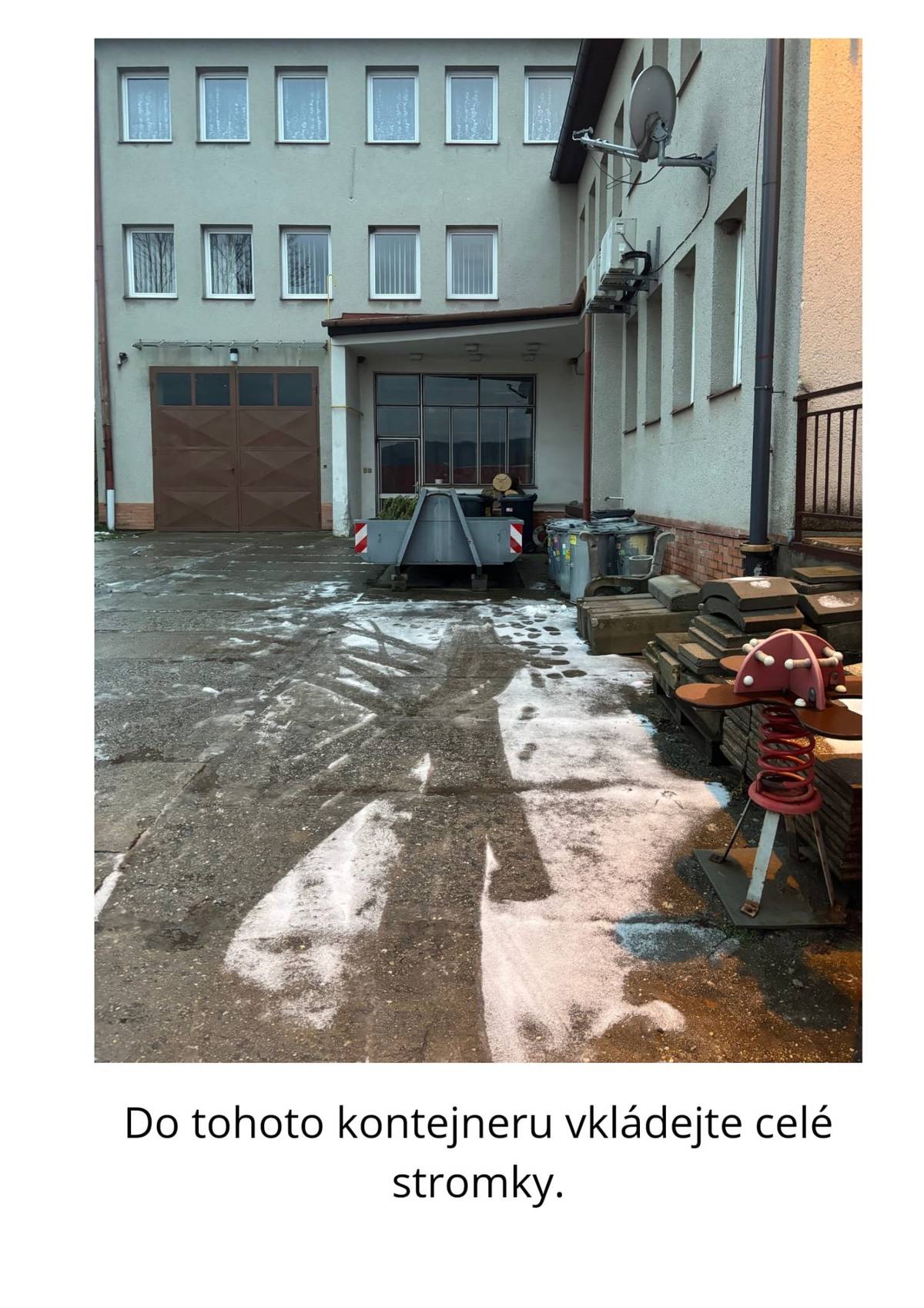 Dobrý večer, prosím, při ukládání vánočních stromků využijte kontejnery za obecním úřadem dle popisu na fotografiích.