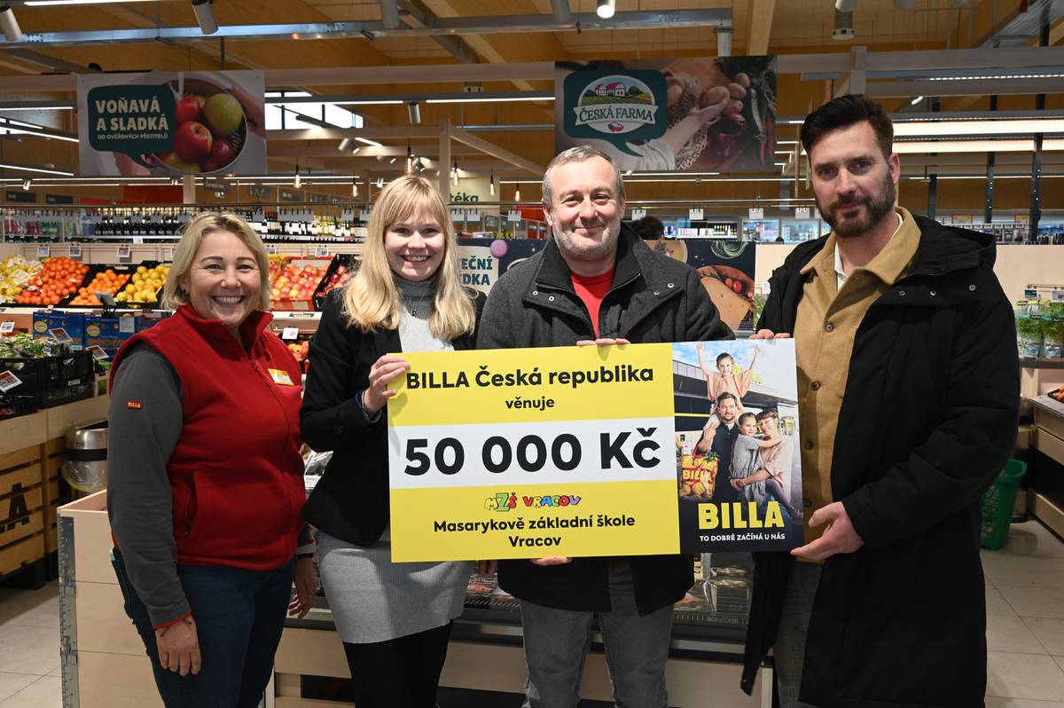 Ve Vracově na Hodonínsku otevřela BILLA před Vánoci svoji první dřevěnou prodejnu s udržitelnými technologiemi. V rámci podpory místní komunity se při této příležitosti rozhodla podpořit některou z místních organizací. Na základě hlasování samotných obyvatel nyní předala dar v hodnotě 50 000 korun Masarykově základní škole Vracov. Ta je využije na podporu mimoškolních aktivit dětí, vzdělávací kursy a nákup potřebných pomůcek.  Ve středu 18. prosince otevřela BILLA na okraji města Vracov na příjezdu od Kyjova jednu z nejekologičtějších prodejen tohoto typu u nás. Jedná se o dřevostavbu z CLT panelů, která využívá zbytkové teplo pro chlazení, z něhož je zbytek odváděn do systému podlahového vytápění, dále je vybavena technologií využívající dešťové vody ke splachování toalet a na střeše má instalovány fotovoltaické panely, které budou prodejnu zásobovat zelenou energií.  U příležitosti otevření nové prodejny se BILLA rozhodla podpořit v rámci své podpory komunit jednu z místních organizací. Obyvatelé mohli až do 31. 12. 2024 přímo na prodejně hlasovat o tom, která organizace dostane finanční podporu ve výši 50 000 korun. „Chceme být lidem stále blíž a podporovat komunity v místech, kde provozujeme naše prodejny. Proto jsme ve spolupráci s městem vytipovali organizace, které bychom mohli podpořit. Současně je pro nás důležité, aby si lidé sami rozhodovali, koho podpoříme,“ prohlásil při otevření prodejny Marek Doležal, generální ředitel BILLA Česká republika.  Hlasování probíhalo na samotné prodejně od 18. 12. 2024 do 31. 12. 2024. Zákazníci obdrželi současně s účtenkou za svůj nákup hlasovací žeton, který mohli vhodit do hlasovacího boxu pro jimi zvolený projekt.  Na první místě se na základě hlasování obyvatel Vracova umístila a podporu ve výši 50 000 korun jednoznačně se ziskem 58 % hlasů získala Masarykova základní škola. Na druhém místě s 25 % hlasů skončil TJ Sokol Vracov Oddíl národní házené a na třetím se 17 % hlasů Skauti oddíl Andromeda Vracov. „Jsme rádi, že nás lidé v tomto hlasování podpořili, protože to znamená, že svoji práci děláme dobře a lidé nám důvěřují. Finanční prostředky využijeme na mimoškolní aktivity dětí, v prvé řadě pro děti navštěvující školní družinu, na vzdělávací kursy a nákup potřebných pomůcek. Dává nám to současně možnost vést děti ke zdravému životnímu stylu, protože je můžeme podpořit mimo jiné v rámci kroužků plavání nebo bruslení,“ řekl při převzetí daru Mgr. Bronislav Chovanec, ředitel školy, a starosta města Vracov Petr Fridrich dodal: „Velmi mě těší, že finálním otevřením prodejny naše spolupráce se společností BILLA neskončila. Myšlenku podpory místních komunit vnímám jako velmi přínosnou, obzvláště, když mohli o příjemci finančního daru rozhodnout sami zákazníci. A že karta padla zrovna na místní základní školu? Vzdělávání dětí a různé mimoškolní aktivity jsou nepochybně oblastmi, do nichž je nezbytné neustále investovat, vždyť jde o naši budoucnost,“ uzavřel starosta Fridrich, podle kterého jsou první ohlasy na novou prodejnu mezi místními vesměs velmi pozitivní. „Koupit i v neděli v podvečer čerstvě upečený chleba nebo bagety, čerstvě nakrájenou uzeninu, na to si člověk rád a rychle zvykne.“