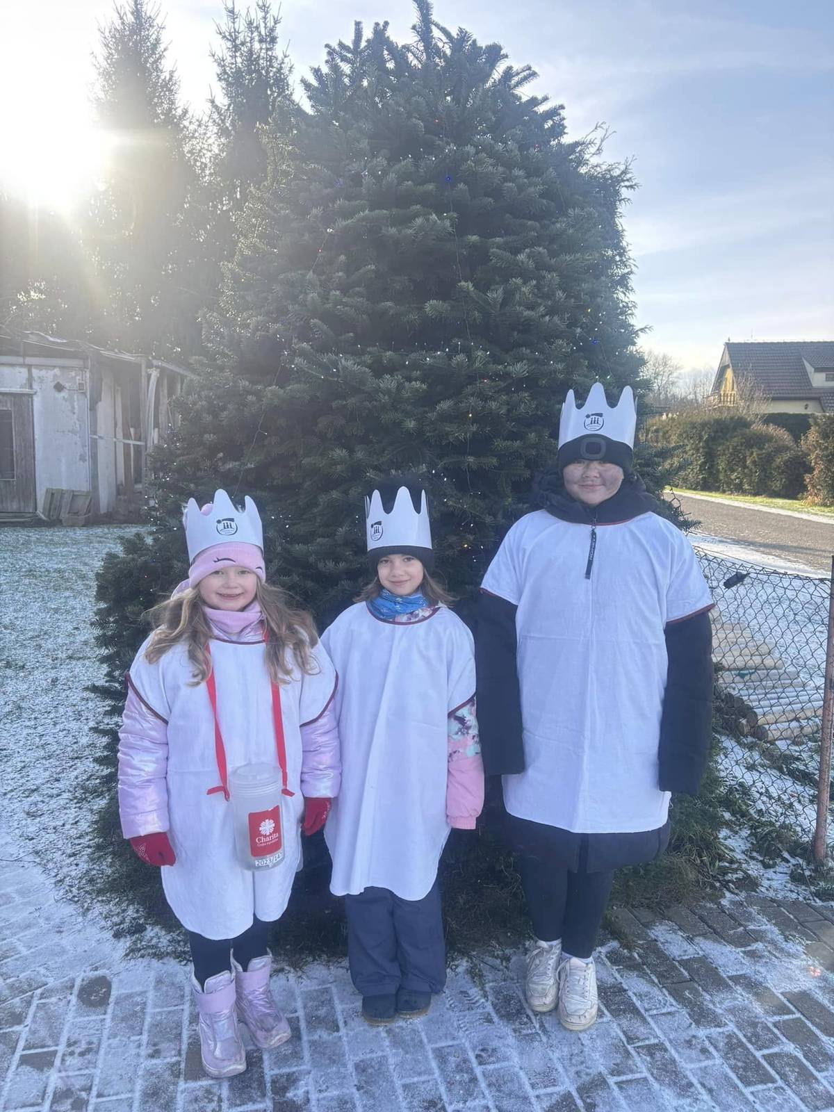 V letošní tříkrálové sbírce se v Buzicích vybralo 8 833 Kč Buzicemi procházely dvě skupiny ve složení Sára Srpová, Ema Uzlová, Terka Slezáková a Andrejka Slezáková, Bára Blovská, Štěpánka Blovská. Děkuji moc holkám za jejich strávený čas a účasti na dobročinné sbírce. Další díky patří všem, kteří se zapojili a přispěli na dobrou věc Jen pro srovnání, minulý rok se vybralo 5 628 Kč. Hezký den Gabriela Málková