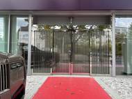 Dveře do dealerství vyšly na tři miliony korun a připomínají přední masky vozů Rolls-Royce.