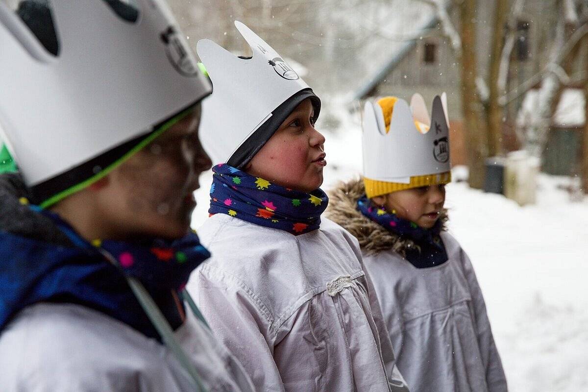 Informujeme občany, že v sobotu 11. ledna 2025 v odpoledních hodinách se opět po naší obcí vydá na pochůzku skupinka tří koledníků v rámci charitativní Tříkrálové sbírky. Výnos poputuje na pomoc lidem v nouzi prostřednictvím Charity Česká republika, která je pořadatelem sbírky.  A jaký má význam? Do nejrozsáhlejší sbírkové akce v České republice se tradičně zapojí tisíce dobrovolníků. Navážou tak na starodávný lidový obyčej tříkrálové koledy. Lidem roznášejí radostné poselství o narození Spasitele. Zpívají či recitují koledy, rozdávají drobné dárky, křídou píší nad dveře požehnání, anebo vylepí samolepku se třemi písmeny K + M + B. Zmíněná tři písmena K+ M+ B+ znamenají Christus Mansionem Benedicat: Kristus žehnej tomuto domu. Někdy jsou vykládána jako jména tří králů Kašpar, Melichar a Baltazar. Při tom koledníci do zapečetěných pokladniček vybírají peníze na pomoc lidem, kteří se ocitli v tíživé životní situaci. A lidí v nouzi kolem nás není málo.  Děkujeme všem občanům, kteří do sbírky přispějí.