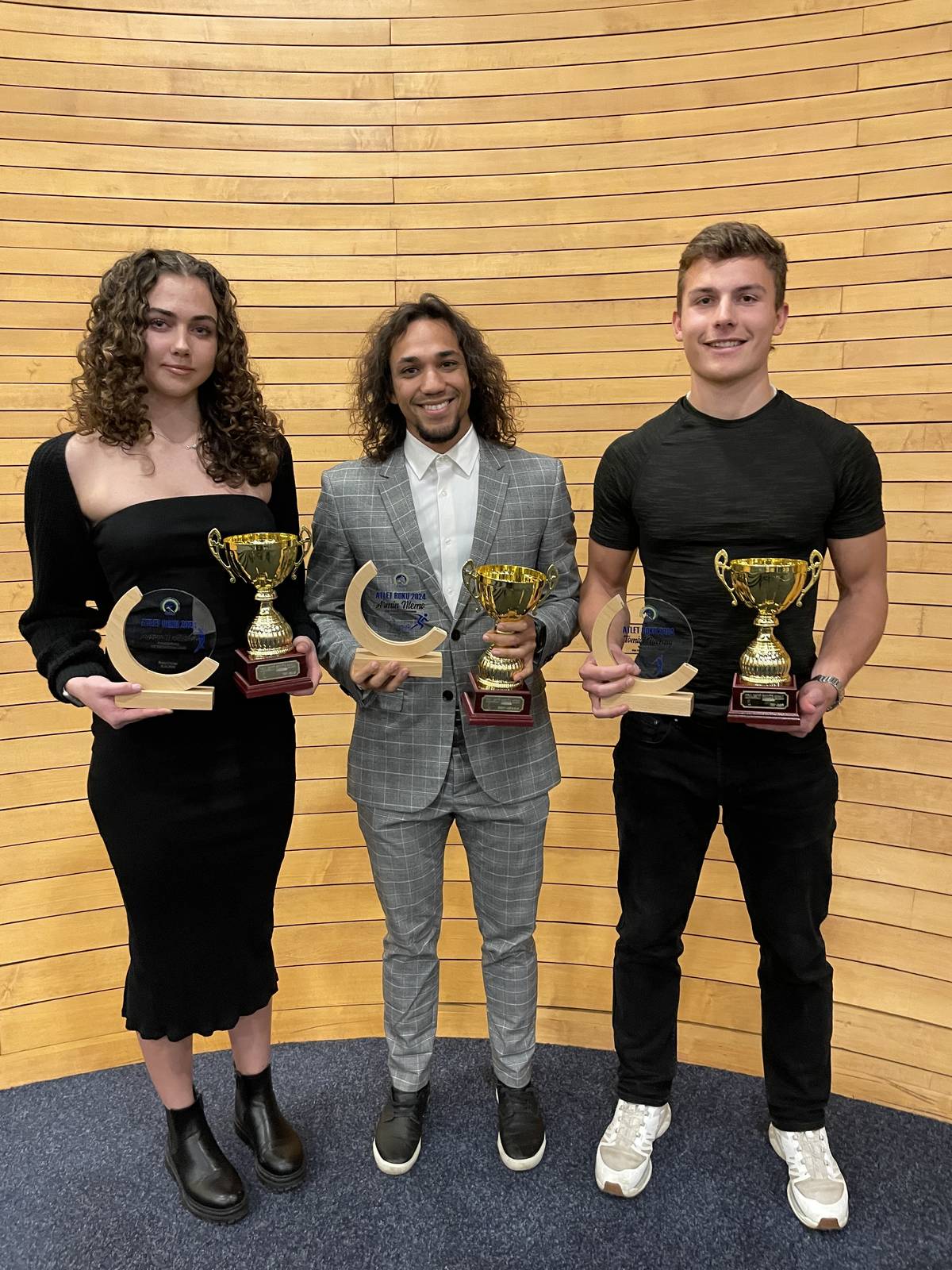 Minulý týden se na krajském úřadě uskutečnilo slavnostní vyhlášení nejúspěšnějších atletů Ústeckého kraje za rok 2024. Ocenění sportovci převzali z rukou 1. náměstkyně hejtmana pro oblast školství, mládeže a sportu Jindry Zalabákové. Mezi oceněnými byli hned tři atleti z Velkého Března - Zuzka Dvořáková (oštěp), Tomáš Fuchsig (oštěp) a Armin Ntemo (sprint), všichni jsou členové atletického klubu USK Provod.  Blahopřejeme k ocenění a přejeme mnoho sportovních úspěchů v roce 2025!