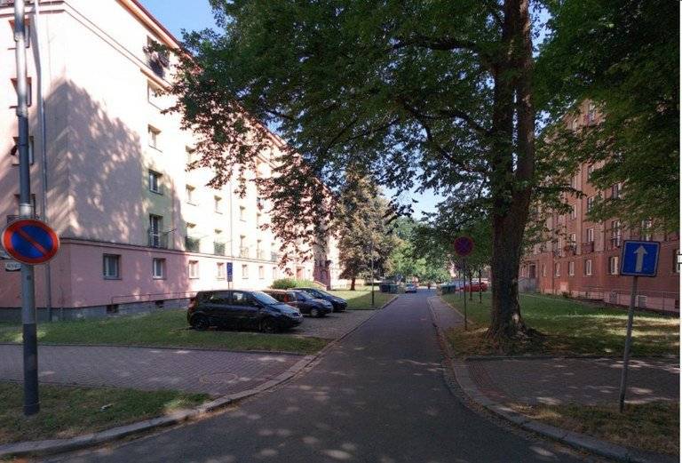 Chcete si zajistit vlastní parkování v Ostravě-Jihu? Městský obvod již několik let nabízí občanům možnost pronájmu pozemků za účelem vybudování vlastního parkovacího stání. Aby usnadnil výběr vhodného místa v jedné z nejproblematičtějších lokalit z hlediska parkování v obvodu, a to mezi ulicemi Čujkovova, Kpt. Vajdy, Pavlovova a Výškovická, zpracoval mapové podklady, které přehledně označují plochy vhodné pro výstavbu parkovacích míst - více zde: https://ovajih.ostrava.cz/cs/o-jihu/aktualne/chcete-vlastni-parkovaci-stani-obvod-ostrava-jih-pripravil-mapy-vhodnych-mist