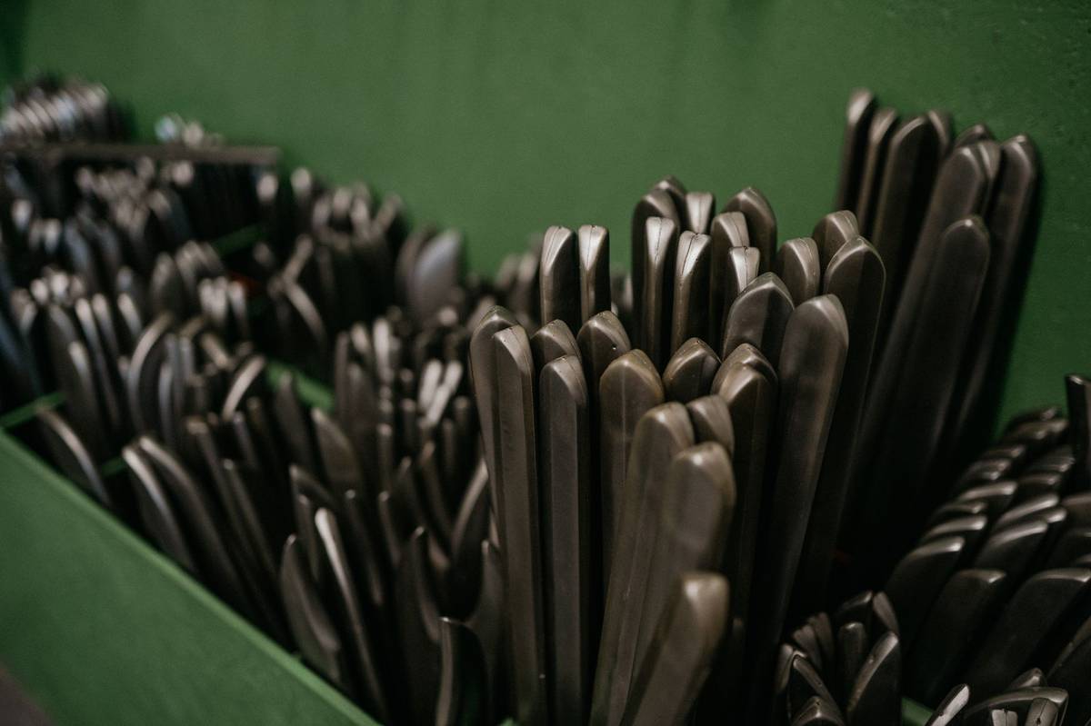 Odlité čepele v procesu výroby.