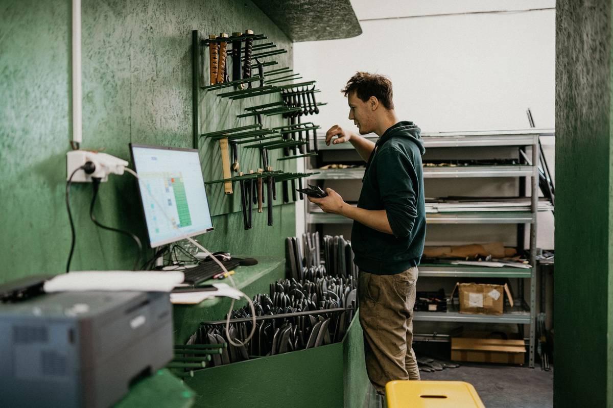 FakeSteel aktuálně zaměstnává 15 brigádníků.