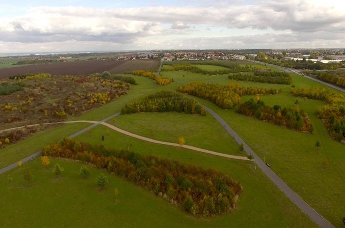 Klub seniorů Hovorčovice zve všechny zájemce na vycházku od stanice autobusu Kbelský lesopark přes novou čakovickou lávku a Třeboradice do Hovorčovic. . Délka vycházky je 8 km, lze zkrátit i na 6 nebo 4 km. Sraz je v úterý 21. ledna na stanici autobusu linky 351 Hovorčovice, U Kostela před odjezdem do Letňan v 9:31. Noví zájemci o vycházky jsou vítáni.