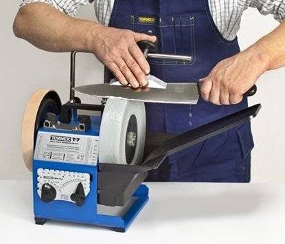 Oznamujeme občanům v sobotu 18. ledna od 8:30 hod. do 10:00 hod. bude v naší obci brousit soukromý brusič nože, nůžky, zahradní nůžky,  masové strojky a sekáče. Stanoviště je na obvyklém místě na parku.